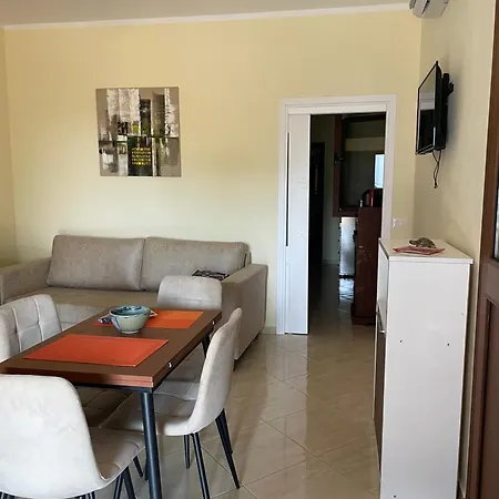 Shtepia Ne Pyll Ferienhaus *